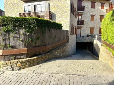 Plano de Apartament amb llar de foc i balcó amb vistes de la vall by RURAL D'ÀNEU