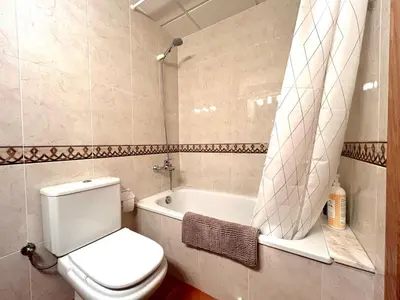 Un baño de Apartament amb llar de foc i balcó amb vistes de la vall by RURAL D'ÀNEU