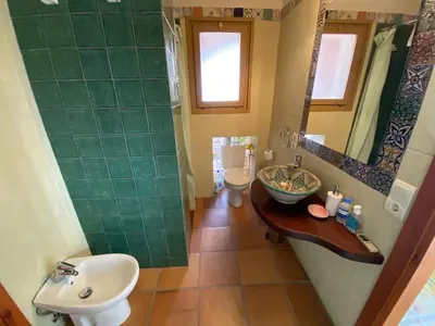 Un baño de Palau de Miravet, casa monumento y galería de arte frente al río Ebro