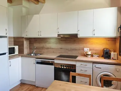 Una cocina o zona de cocina en Chimenea y cocina moderna, encanto rústico con confort - Aüt 3