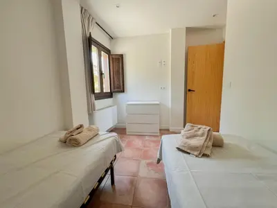 Cama o camas de una habitación en Cal Gabarró - Casa para 12 con piscina, WiFi, AC y BBQ