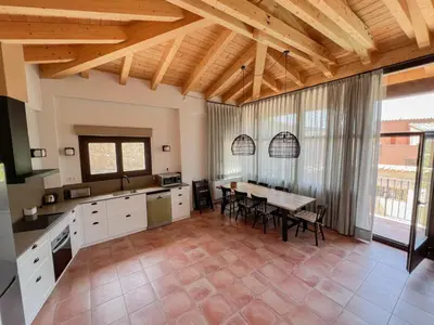 Una cocina o zona de cocina en Cal Gabarró - Casa para 12 con piscina, WiFi, AC y BBQ