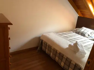 Cama o camas de una habitación en Apartamento céntrico en Benasque