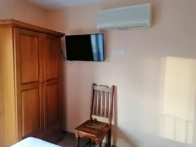 Una televisión o centro de entretenimiento en Hostal Bar Restaurante Villa Cerollera