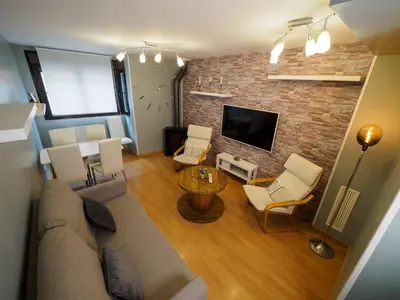 Una televisión o centro de entretenimiento en El Capricho en Aínsa