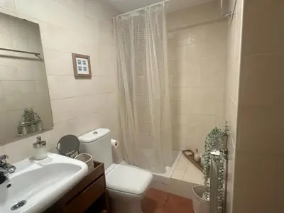 Un baño de Winahost Apartamento Temporal Esterri d'Àneu