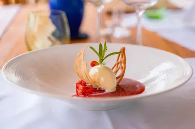 Comida en o cerca de este hotel