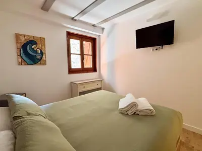 Una televisión o centro de entretenimiento en BPIRINEOS-Pedronet