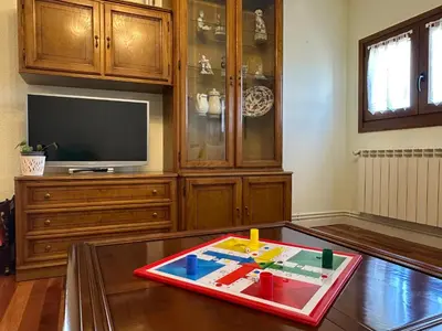 Una televisión o centro de entretenimiento en Casa Sortalde Agroturismo