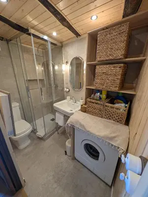 Un baño de Casa Rústica y Chic con Chimenea y Vistas Panorámicas de La Vall de Boí