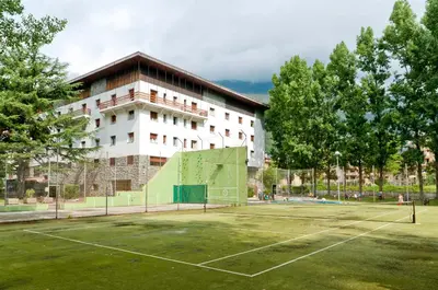 Instalaciones para jugar a tenis o squash en Hotel SNÖ Condes del Pallars o alrededores