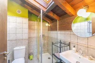 Un baño de Gran casa rural con barbacoa ideal para familias