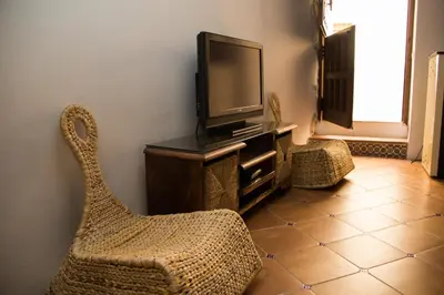 Una televisión o centro de entretenimiento en Rails del Temple