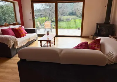 Cama o camas de una habitación en CAL SERÈ, casa grande con jardín en entorno natural