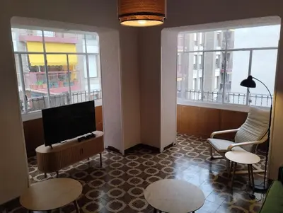 Una televisión o centro de entretenimiento en Amplio piso en casa histórica en primera planta