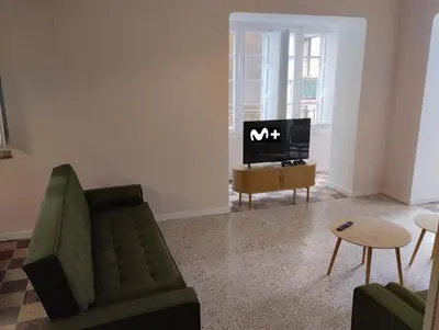 Una televisión o centro de entretenimiento en Amplio y céntrico piso a pie de calle