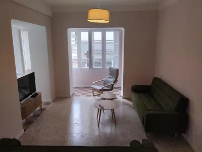 Una televisión o centro de entretenimiento en Amplio y céntrico piso a pie de calle