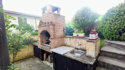 Barbacoa disponible para clientes en la casa o chalet