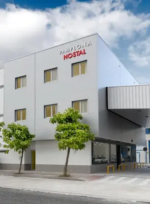 Edificio en el que se encuentra el hostal o pensión