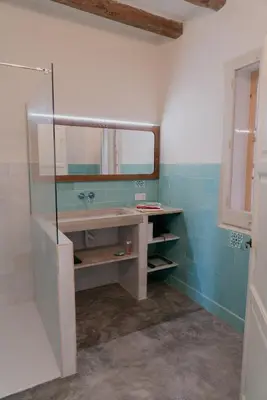 Un baño de Wine Country stay at Ca Escoda between Montsant and Priorat on the Ebro Riverside