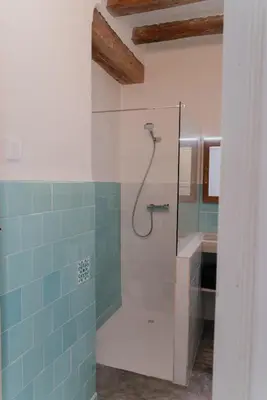 Un baño de Wine Country stay at Ca Escoda between Montsant and Priorat on the Ebro Riverside