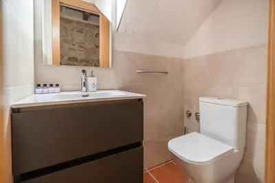Un baño de La Caseta de Freixenet Encanto rural y natural