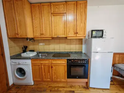 Una cocina o zona de cocina en Planta baja y piscina - Todo lo que necesitas