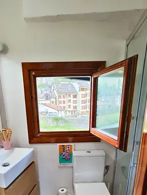 Un baño de Apartamento Sobremonte: vistas al Rio Gallego