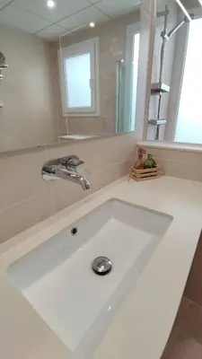 Un baño de Cal Serraller