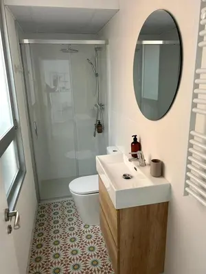 Un baño de BERENGUER HUESCA con parking