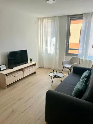 Una televisión o centro de entretenimiento en BERENGUER HUESCA con parking