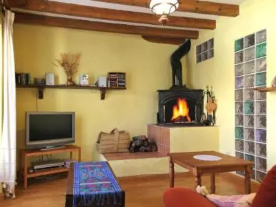 Una televisión o centro de entretenimiento en Casa Chaparrete