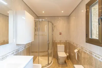 Un baño de Espectacular casa rural con piscina y barbacoa