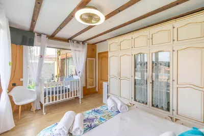 Cama o camas de una habitación en Espectacular casa rural con piscina y barbacoa