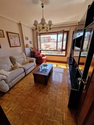 Una televisión o centro de entretenimiento en La casa de los famosos