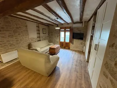 Una televisión o centro de entretenimiento en Apartamento rural La Fresneda - Casa Vidal