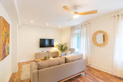 Una televisión o centro de entretenimiento en Amplio apartamento a 5 min del centro de Pamplona