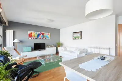 Una televisión o centro de entretenimiento en Bee Happy Erletokieta apartamento en Pamplona