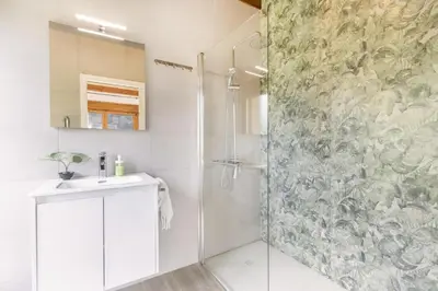 Un baño de Cova Cuberes