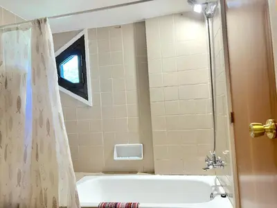 Un baño de Apartament amb balcó i unes vistes úniques del Pirineu by RURAL D'ÀNEU
