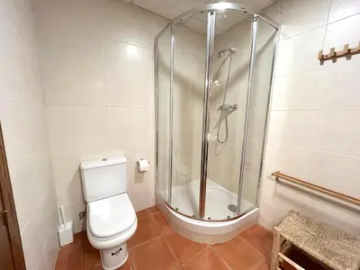 Un baño de Apartament rústic amb encant i balcó by RURAL D'ÀNEU