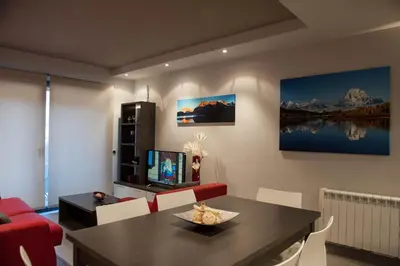 Una televisión o centro de entretenimiento en WinTuWin Apartments