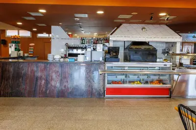 Un restaurante o sitio para comer en Hotel Restaurant Casa Miquel