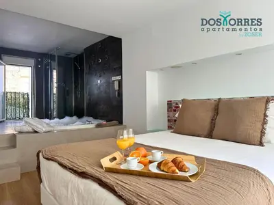 Cama o camas de una habitación en Suite Dos Torres Édoras con jacuzzi privado y parking gratuito en el centro