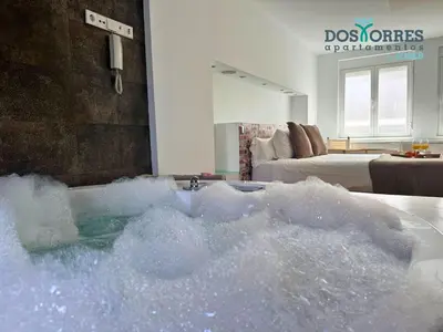Plano de Suite Dos Torres Édoras con jacuzzi privado y parking gratuito en el centro