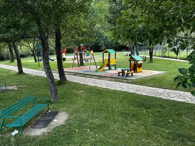 Zona de juegos infantil en Refugio en el Pirineo Aventura y Naturaleza
