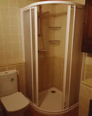 Un baño de Piso a orillas del río