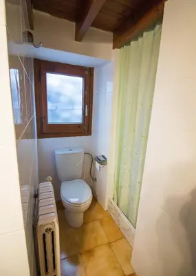 Un baño de Apartment E