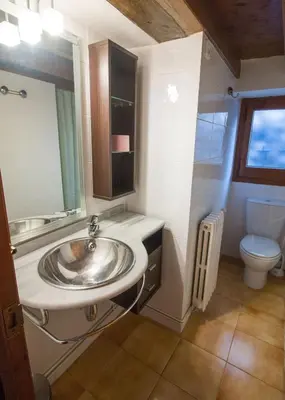 Un baño de Apartment E
