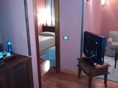 Una televisión o centro de entretenimiento en Parador de Artíes